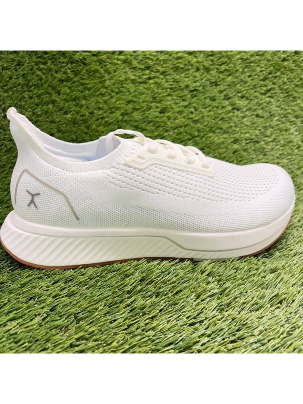 Flux Adapt Runner White Gum Mens Size 9 Womens Size 10.5 Running Athletic Shoes
